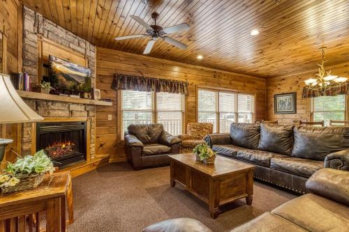 It's 5 O'clock Somewhere Hot Tub Theater Room FREE tickets each paid day Game Room WIFI!!! - image 12