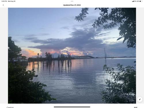 Rustic River Retreat 3-2 - 3 min walk to Eau Gallie Arts District shops in Melbourne, USA