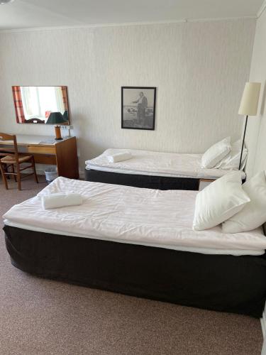 2 twin beds