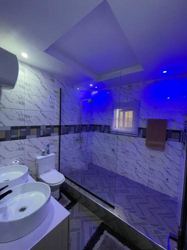 ห้องน้ำ, 24-Hour Electricity An Entire Stylish 4-Bedroom Bungalow in อะคูร์