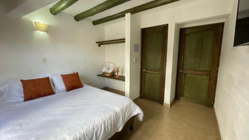 Double Room with Balcony image 4