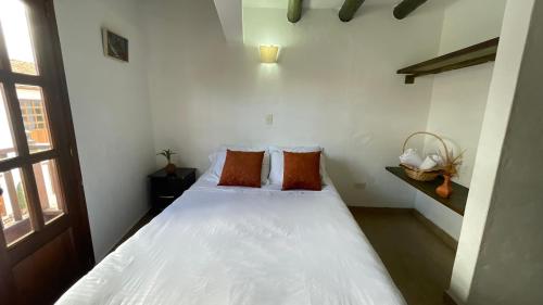 Double Room with Balcony image 9