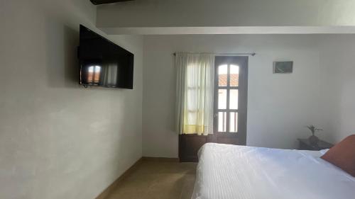 Double Room with Balcony image 5