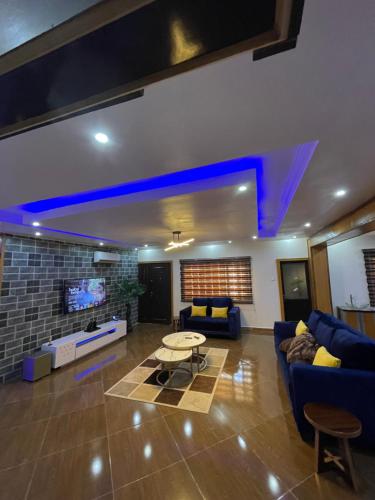 24-Hour Electricity An Entire Stylish 4-Bedroom Bungalow – khách sạn tại Akure