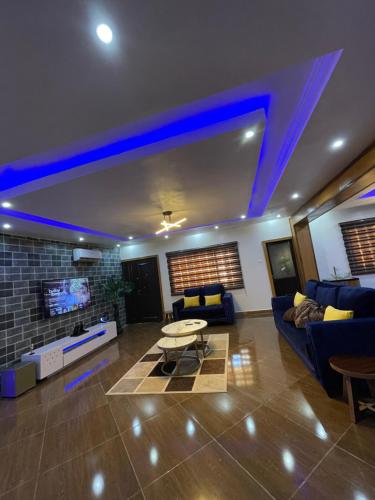 24-Hour Electricity An Entire Stylish 4-Bedroom Bungalow in อะคูร์