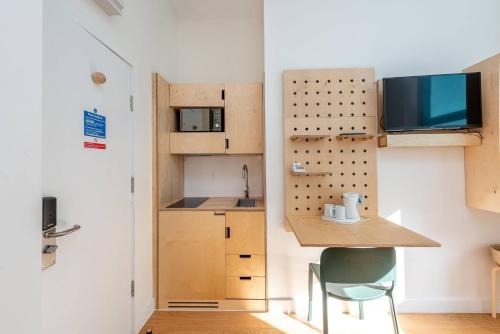 Exhibition Court Hotel - image 12