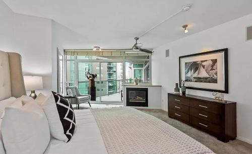 Two Bedroom Apartment with Amazing Night-Scape Views in Los Angeles, USA