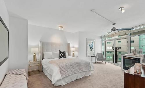 Two Bedroom Apartment with Amazing Night-Scape Views in Los Angeles, USA