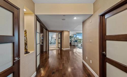 Two Bedroom Apartment with Amazing Night-Scape Views in Los Angeles, USA