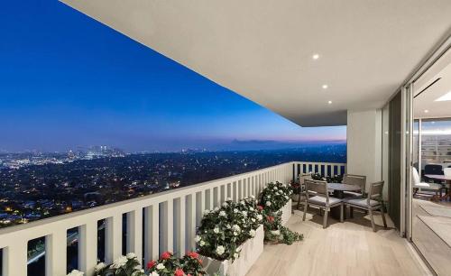 Two Bedroom Luxury Apartment with Abundance of Light in Los Angeles, USA