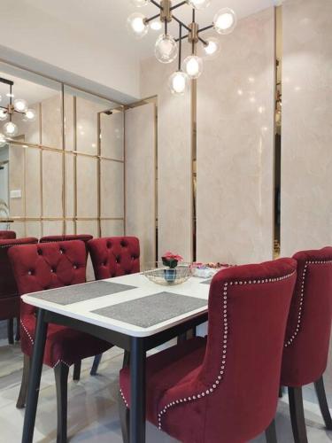 City Homes Pearl Apartment in فيكرولي الغربية