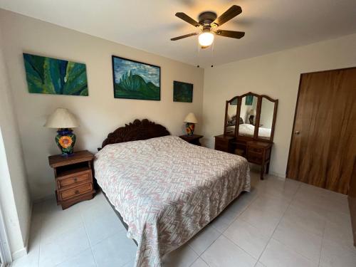 Luna Sol Lake & Mountain View Luna Sol Lake & Mountain View