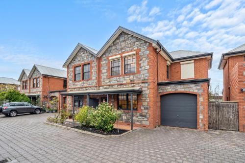The Mews on Anzac Hwy - 3BR cosy home