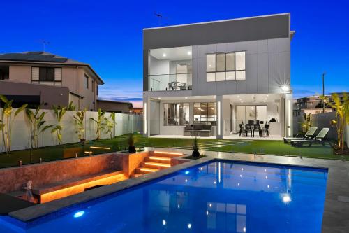 Ocean Escape - Majestic, Luxurious Canal Home, Bongaree