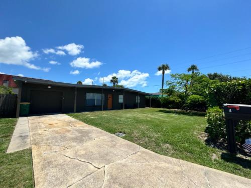 4bedroom-5bed3bath , BEACH access , GYM , YARD , HighDEMAND Area in Cocoa Beach, USA