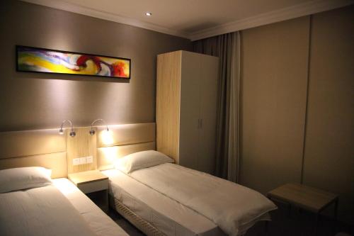 Deluxe Twin Room image 8