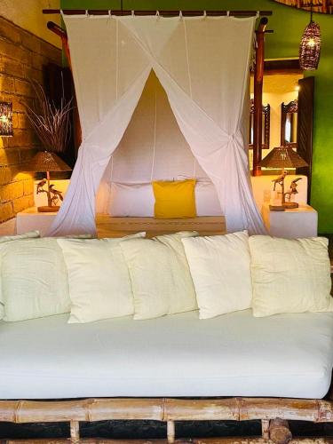 1 king bed, 1 sofa bed