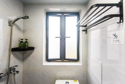 Queen Room With View - Washing machine image 10