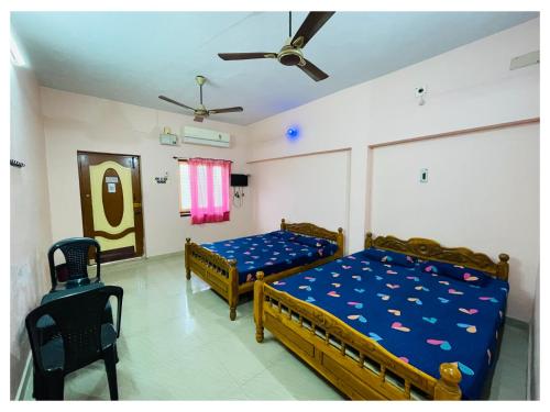 1 double bed, 1 twin bed