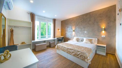 Split Central Luxury Studios 2 3