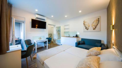 Split Central Luxury Studios 2 2