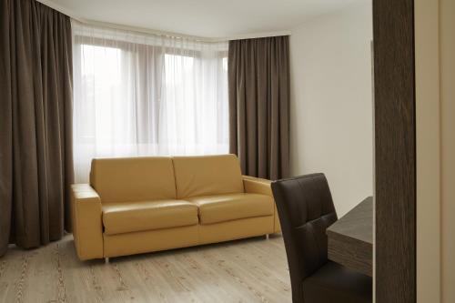 1 queen bed, 1 sofa bed