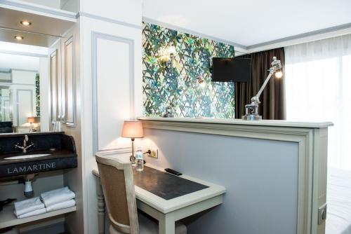 Double Room with Balcony image 4