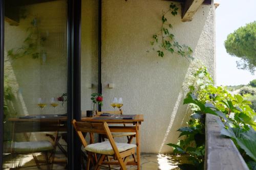 Chambre, terrasse et piscine de l'Impasse du Pressoir near La Maison Waucheul