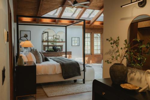 Luxury Nature Getaway Stone House by Casa Oso in Bootjack (CA)