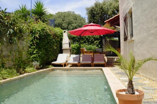 Chambre, terrasse et piscine de l'Impasse du Pressoir 3