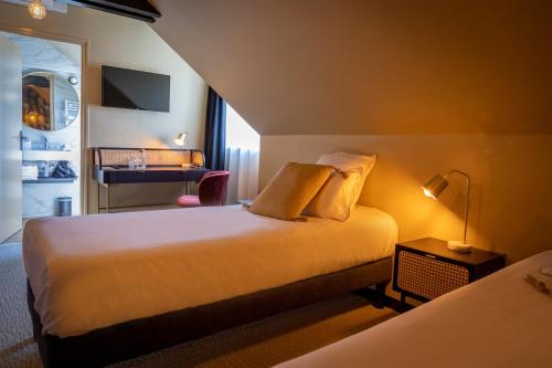 1 queen bed, 2 twin beds