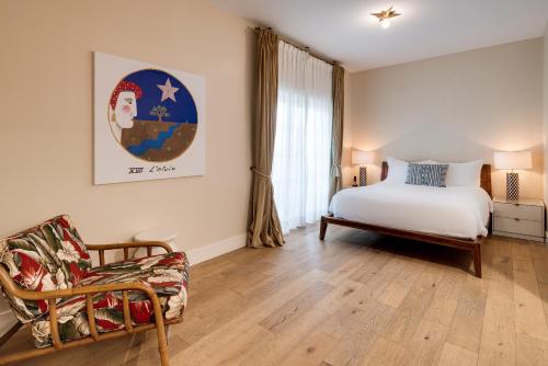 Deluxe Queen Room image 6