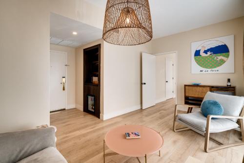One Bedroom Queen Suite Accessible image 2