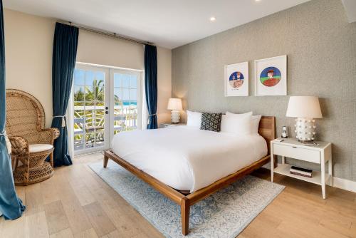 Junior Ocean Front King Suite with Balcony image 6