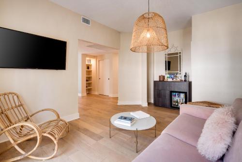 Junior Ocean Front King Suite with Balcony image 5