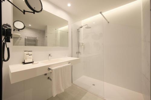 Double or Twin Room image 10