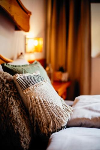1 queen bed, 1 twin bed