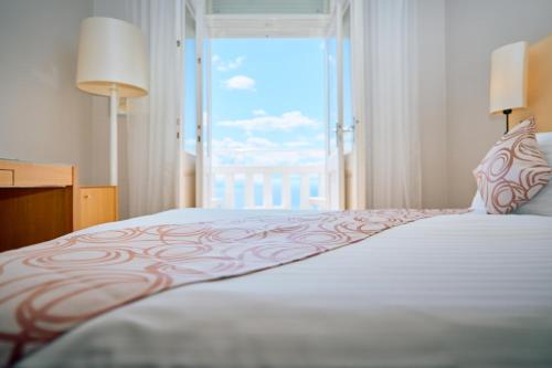 Deluxe Double Room with Sea Side image 3