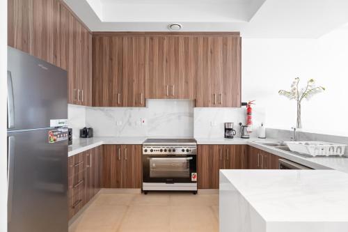 keittiö, Nasma Luxury Stays - Luxurious Beachside Villa with Private Patio in Ras Al-Khaimah