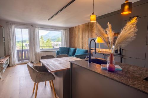 ห้องครัว, Wolfgangsee Appartements in สโตรเบลล์