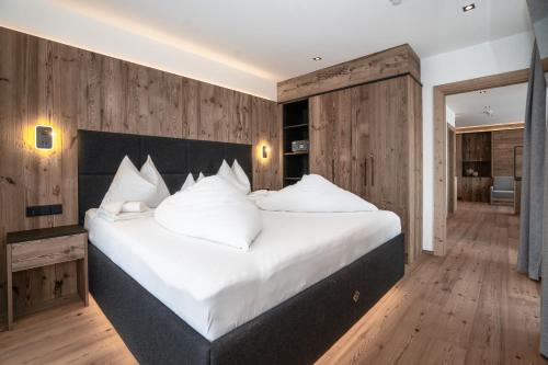 1 king bed, 1 sofa bed