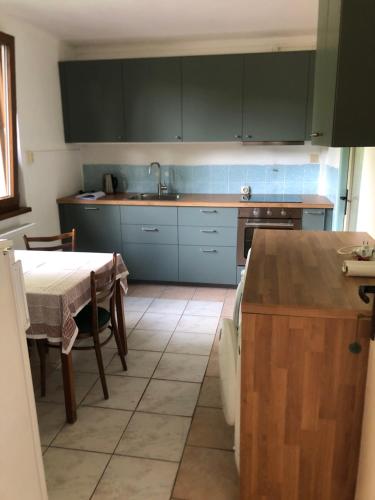 2 bedrooms, 5 beds