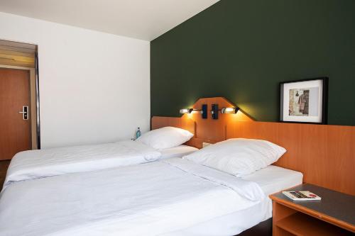 1 queen bed