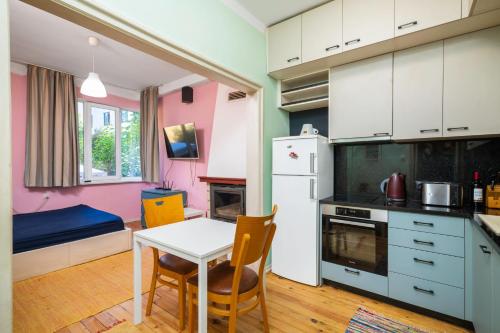 Sofia's 1BD Colourful Getaway Near NDK by Flat Mаnager