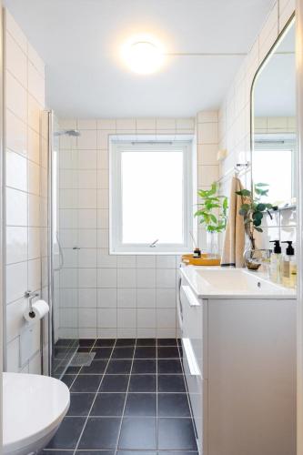 Ducha, Popular area, central, 55m2, 1-4 guests in Sagene