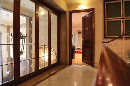 Petit Hotel - image 2