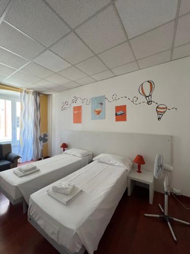 Budget Triple Room with Shared Bathroom image 5