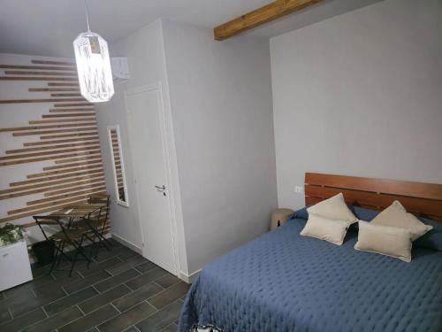 1 queen bed, 2 twin beds