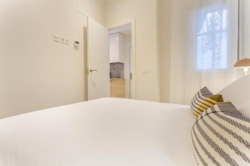 Two-Bedroom Apartment V image 4