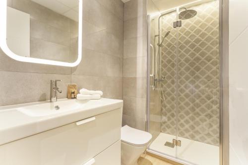 Two-Bedroom Apartment V image 3